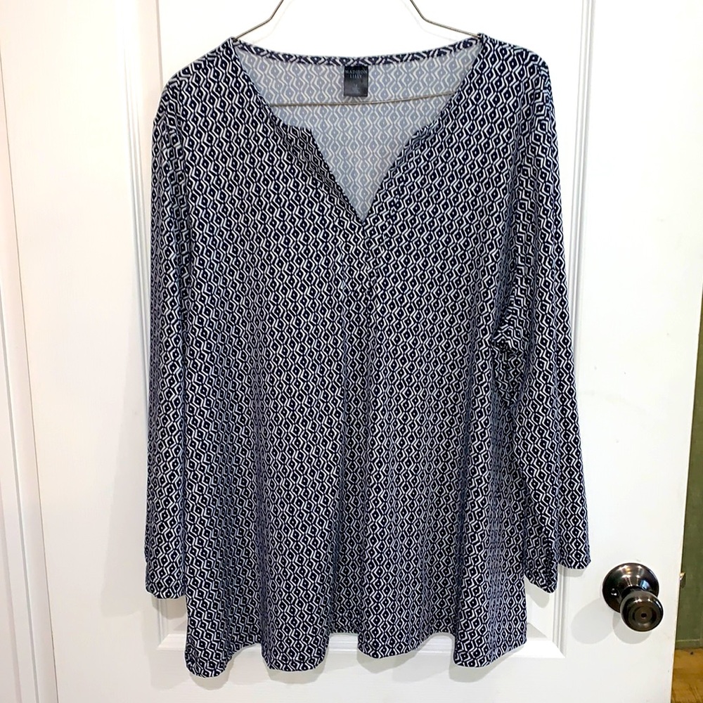 1X Madison Lilly 3/4 sleeve navy blue and white patterned blouse. Never worn